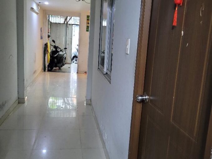 Ngang hơn 6m, gần mặt tiền đường, hẻm xe hơi, nhiều phòng, có sân phơi và để xe