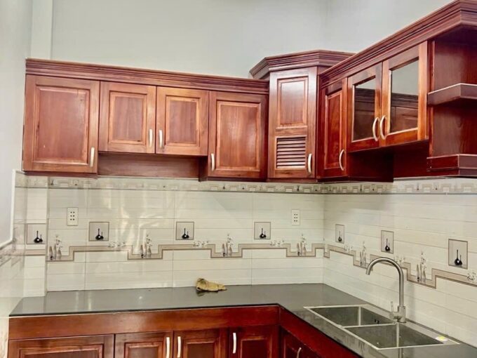 bán nhà mới 3 tầng 1 sẹc ngắn Hiệp Thành 13. ô tô vào đến nhà. sổ vuông đẹp